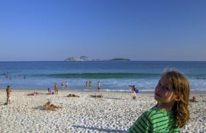 Die Praia do Coacacbana mit der Ilha Cotunduba im Hintergrund