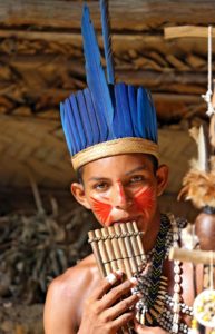 Indigena mit Panflöte Brasilien
