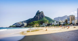 Ipanema-Strand mit Berg Dois Irmaos in Rio de Janeiro