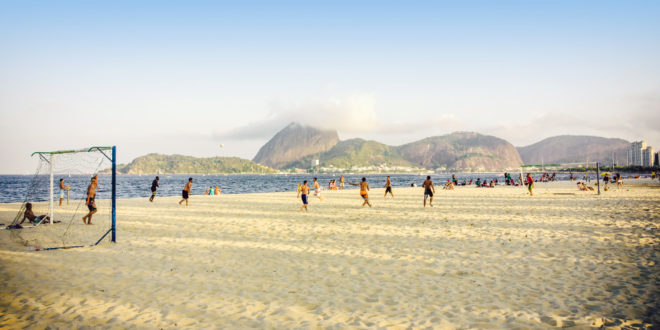 Fußball am Strand von Brasilien/Rio